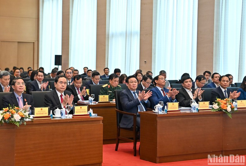 Председатель НС Выонг Динь Хюэ и делегаты на конференции. Фото: Зюи Линь Председатель НС Выонг Динь Хюэ и делегаты на конференции. Фото: Зюи Линь