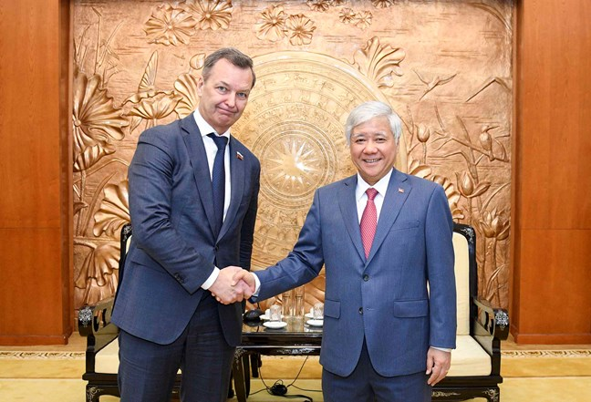 Товарищ До Ван Тьиен принимает г-на Андрея Яцкина. Товарищ До Ван Тьиен принимает г-на Андрея Яцкина.