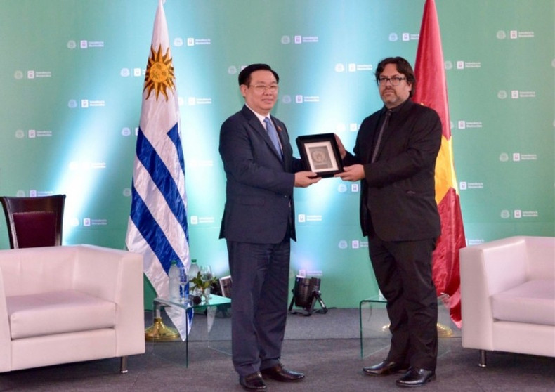 И.о. Мэра города Монтевидео Маурисио Зунино вручает значок почетного гостя Председателю НС Выонг Динь Хюэ. Фото: vov.vn И.о. Мэра города Монтевидео Маурисио Зунино вручает значок почетного гостя Председателю НС Выонг Динь Хюэ. Фото: vov.vn