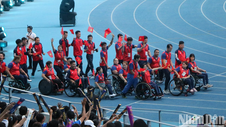 Спортивная делегация Вьетнама на церемонии закрытия. Фото: Нгуен Хиеп - Шон Синь Спортивная делегация Вьетнама на церемонии закрытия. Фото: Нгуен Хиеп - Шон Синь