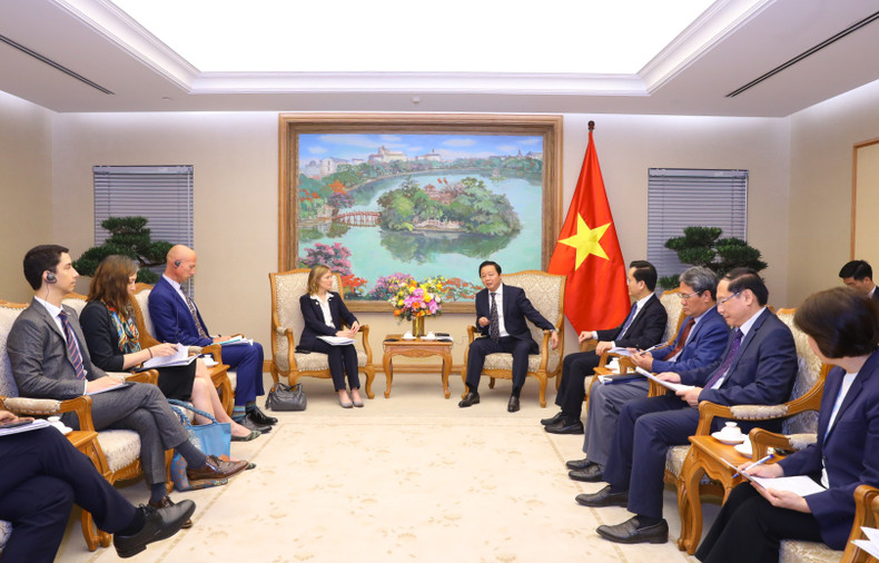 Вице-премьер Чан Хонг Ха принимает г-жу Алер Граббс. Фото: VGP Вице-премьер Чан Хонг Ха принимает г-жу Алер Граббс. Фото: VGP