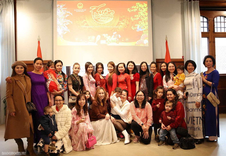 Участники мероприятия «Весна на Родине» в Дании. Фото: baoquocte.vn Участники мероприятия «Весна на Родине» в Дании. Фото: baoquocte.vn