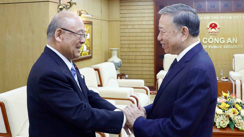 Министр общественной безопасности То Лам и г-н Такебе Цутому. Фото: ВИА Министр общественной безопасности То Лам и г-н Такебе Цутому. Фото: ВИА