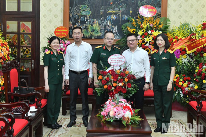 Главный редактор Ле Куок Минь принимает делегацию Института международных оборонных отношений. Фото: Данг Кхоа Главный редактор Ле Куок Минь принимает делегацию Института международных оборонных отношений. Фото: Данг Кхоа