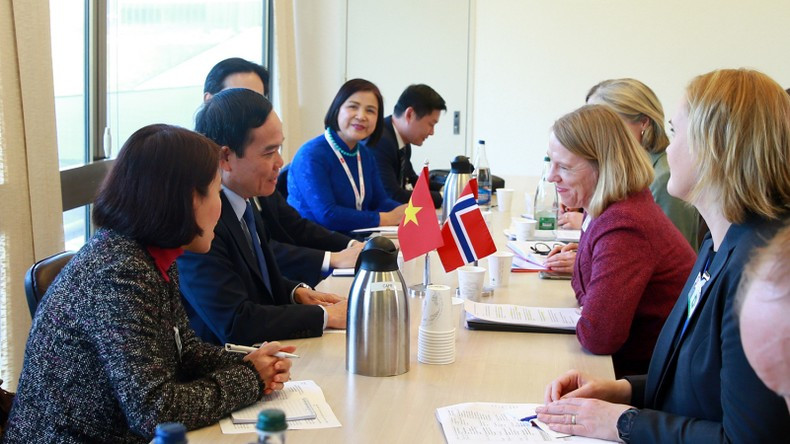 Общий вид встречи между Вице-премьером Чан Лыу Куангом и Министром иностранных дел Норвегии Анникен Хюитфельд. Фото: VGP Общий вид встречи между Вице-премьером Чан Лыу Куангом и Министром иностранных дел Норвегии Анникен Хюитфельд. Фото: VGP