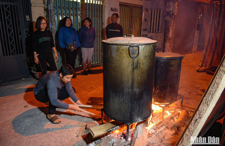 Люди в районе собираются, веселятся и поют вместе в ожидании того момента, когда будут готовы пироги. Люди в районе собираются, веселятся и поют вместе в ожидании того момента, когда будут готовы пироги.