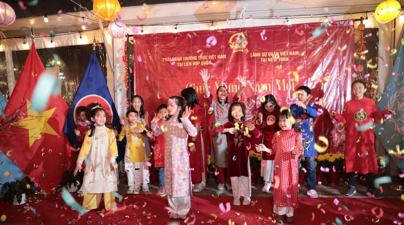 Дети с радостью принимают участие в мероприятии в Нью-Йорке. Фото: baoquocte.vn Дети с радостью принимают участие в мероприятии в Нью-Йорке. Фото: baoquocte.vn