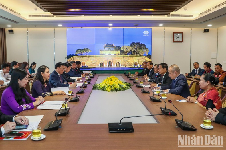 Секретарь Парткома Ханоя Динь Тиен Зунг принимает Председателя ЦК ФНСЛ Синлавонга Кхутпхайтхуна. Секретарь Парткома Ханоя Динь Тиен Зунг принимает Председателя ЦК ФНСЛ Синлавонга Кхутпхайтхуна.