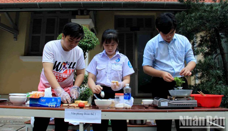 Также по этому поводу в г. Хошимине было проведено множество мероприятий, посвященных Международному женскому дню. В частности, Университет естественных наук (Национальный университет г. Хошимина) провел конкурс по случаю Международного женского дня. Также по этому поводу в г. Хошимине было проведено множество мероприятий, посвященных Международному женскому дню. В частности, Университет естественных наук (Национальный университет г. Хошимина) провел конкурс по случаю Международного женского дня.