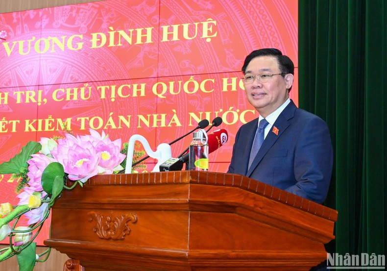 Председатель НС Выонг Динь Хюэ выступает на встрече с руководителями и сотрудниками Государственного аудита. Фото: Зюи Линь