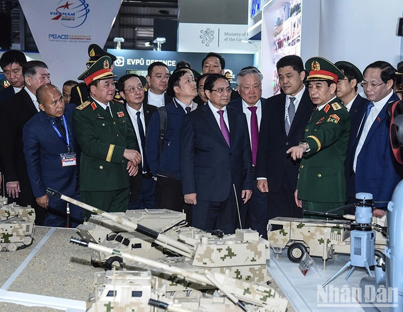 Премьер-министр Фам Минь Тьинь и руководители посещают стенд на выставке. Фото: Чан Хай