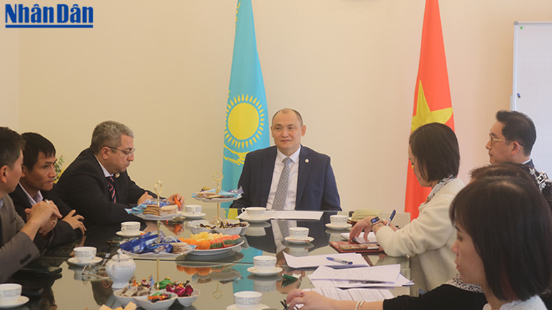 Посол Казахстана во Вьетнаме Канат Тумыш (в центре) выступает с речью. Фото: Нгок Чунг Посол Казахстана во Вьетнаме Канат Тумыш (в центре) выступает с речью. Фото: Нгок Чунг