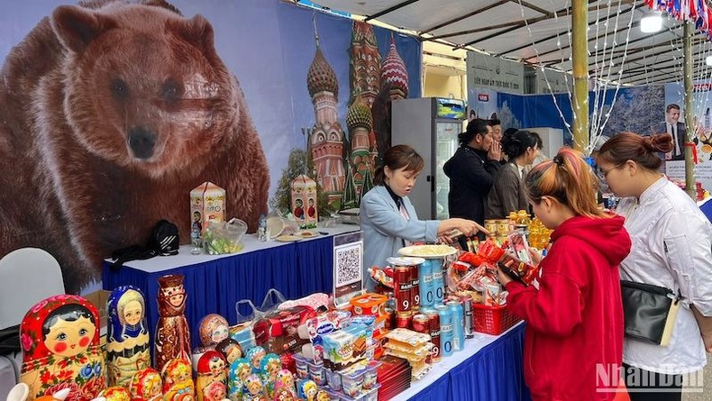 Российская кухня довольно знакома для многих вьетнамцев. Российская кухня довольно знакома для многих вьетнамцев.