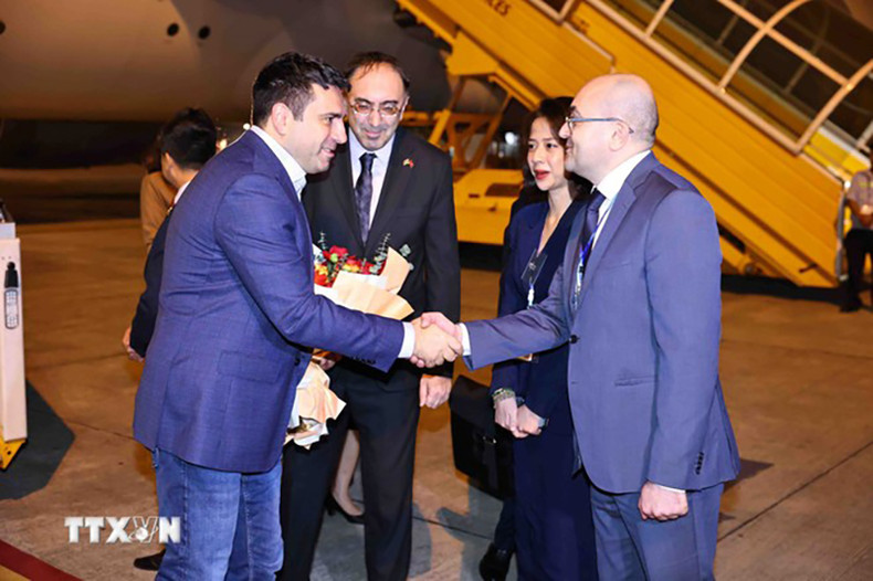 Посол Армении во Вьетнаме Сурен Багдасарян и сотрудники посольства Армении во Вьетнаме приветствуют Председателя НС Алена Симоняна в международном аэропорту Нойбай. Фото: ВИА