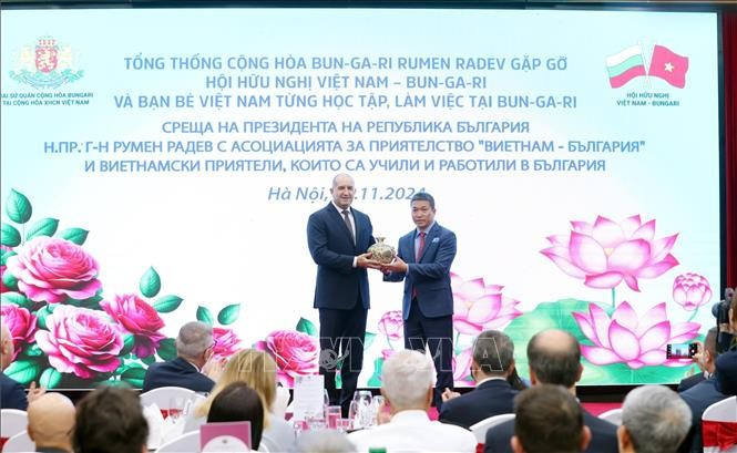 Председатель СОДВ Фан Ань Сон вручает подарок Президенту Болгарии Румену Радеву. Фото: ВИА Председатель СОДВ Фан Ань Сон вручает подарок Президенту Болгарии Румену Радеву. Фото: ВИА