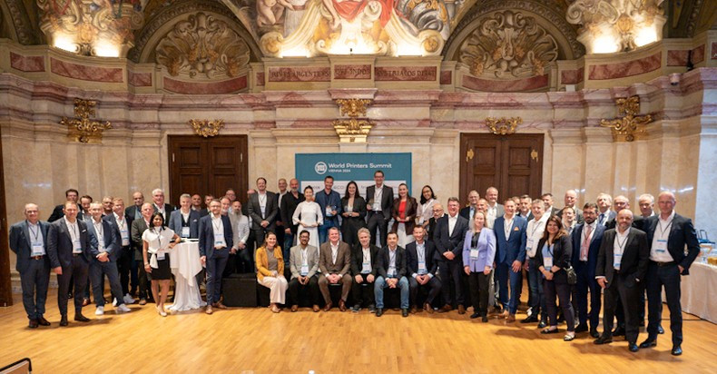 Участники Всемирного саммита печатных газет 2024 года фотографируются на память. Фото: WAN-IFRA Участники Всемирного саммита печатных газет 2024 года фотографируются на память. Фото: WAN-IFRA
