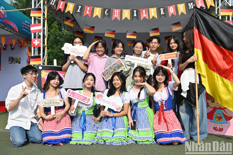 Посещая выставочную площадку, каждый молодой человек будет выступать в роли культурного посла, способствует распространению хороших ценностей в обществе, представляет вьетнамские образы и культуру международным друзьям. Посещая выставочную площадку, каждый молодой человек будет выступать в роли культурного посла, способствует распространению хороших ценностей в обществе, представляет вьетнамские образы и культуру международным друзьям.