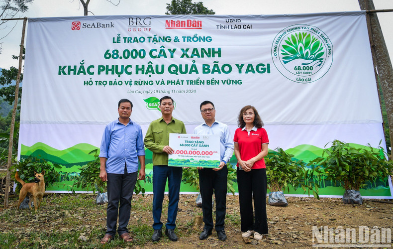 Делегацию возглавлял член ЦК КПВ, Главный редактор газеты «Нянзан», Заместитель заведующего Отделом ЦК КПВ по пропаганде и политическому воспитанию, Председатель Союза журналистов Вьетнама Ле Куок Минь (второй справа).