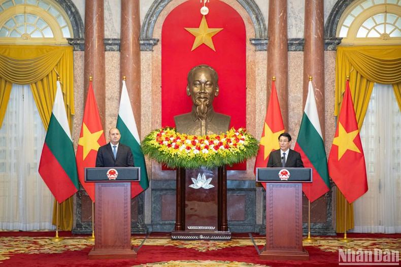 Президент Вьетнама Лыонг Кыонг и Президент Болгарии Румен Радев проводят пресс-конференцию после переговоров. Президент Вьетнама Лыонг Кыонг и Президент Болгарии Румен Радев проводят пресс-конференцию после переговоров.