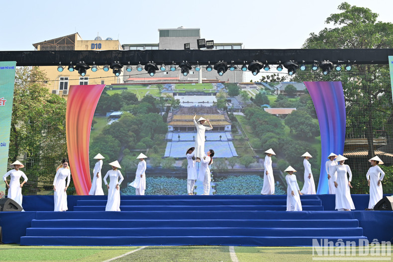 Конкурс «Танец «аозай» в рамках фестиваля. Конкурс «Танец «аозай» в рамках фестиваля.