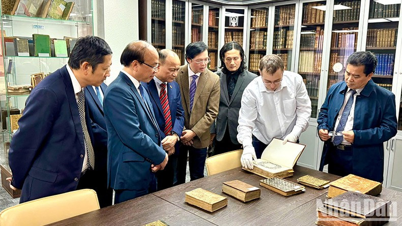 Делегация ВАОК посещает библиотеку Президентской академии. Делегация ВАОК посещает библиотеку Президентской академии.