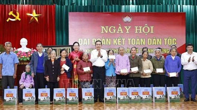 Председатель НС Чан Тхань Ман Чан Тхань Ман вручает делегатам подарки. Фото: ВИА