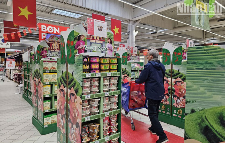 Потребители во Франции все чаще отдают предпочтение вьетнамской продукции из-за ее хорошего качества и красивого дизайна упаковки. Фото: Минь Зюи Потребители во Франции все чаще отдают предпочтение вьетнамской продукции из-за ее хорошего качества и красивого дизайна упаковки. Фото: Минь Зюи