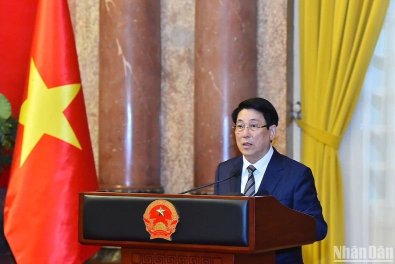 Президент Лыонг Кыонг выступает с речью. Президент Лыонг Кыонг выступает с речью.