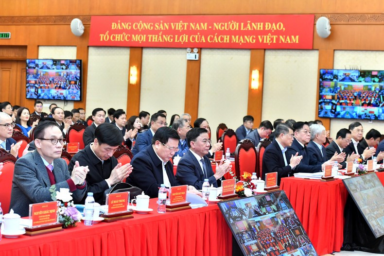 Руководители Партии и Государства, делегаты на мероприятии. Фото: Данг Кхоа Руководители Партии и Государства, делегаты на мероприятии. Фото: Данг Кхоа