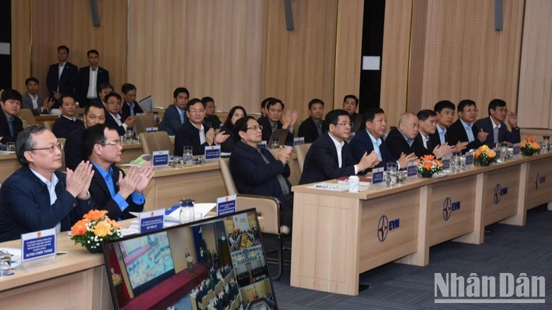 Премьер-министр Фам Минь Тьинь и делегаты на конференции. Фото: Чан Хай Премьер-министр Фам Минь Тьинь и делегаты на конференции. Фото: Чан Хай