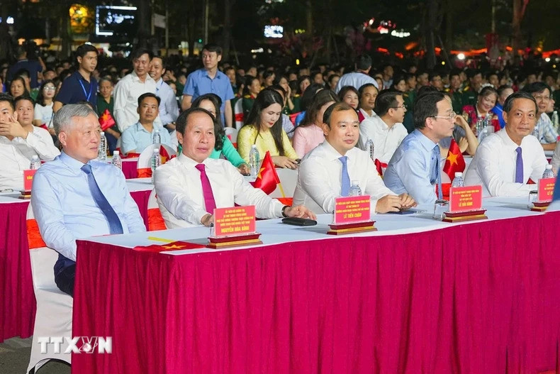 Постоянный вице-премьер Нгуен Хоа Бинь, руководители Парткома и Народного комитета города Хайфона принимают участие в мероприятии. Фото: ВИА Постоянный вице-премьер Нгуен Хоа Бинь, руководители Парткома и Народного комитета города Хайфона принимают участие в мероприятии. Фото: ВИА