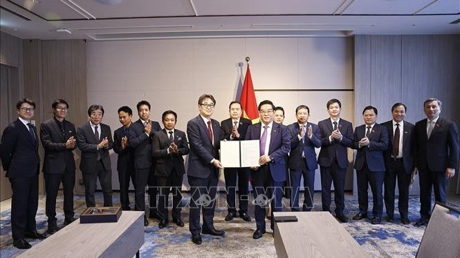 В присутствии Председателя НС Чан Тхань Мана стороны подписывают меморандум о сотрудничестве в сфере образования и подготовки кадров между Университетом Хиросимы и корпорацией Sovico. Фото: ВИА В присутствии Председателя НС Чан Тхань Мана стороны подписывают меморандум о сотрудничестве в сфере образования и подготовки кадров между Университетом Хиросимы и корпорацией Sovico. Фото: ВИА