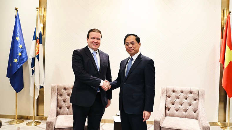 Вице-премьер, Министр иностранных дел Буй Тхань Шон принимает министра внешней торговли и развития Финляндии Вилле Тапани Тавио. Фото: МИД Вьетнама Вице-премьер, Министр иностранных дел Буй Тхань Шон принимает министра внешней торговли и развития Финляндии Вилле Тапани Тавио. Фото: МИД Вьетнама