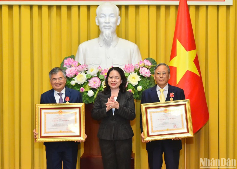 Вице-президент Во Тхи Ань Суан вручает Ордена Труда должностным лицам, добившимся выдающихся достижений.