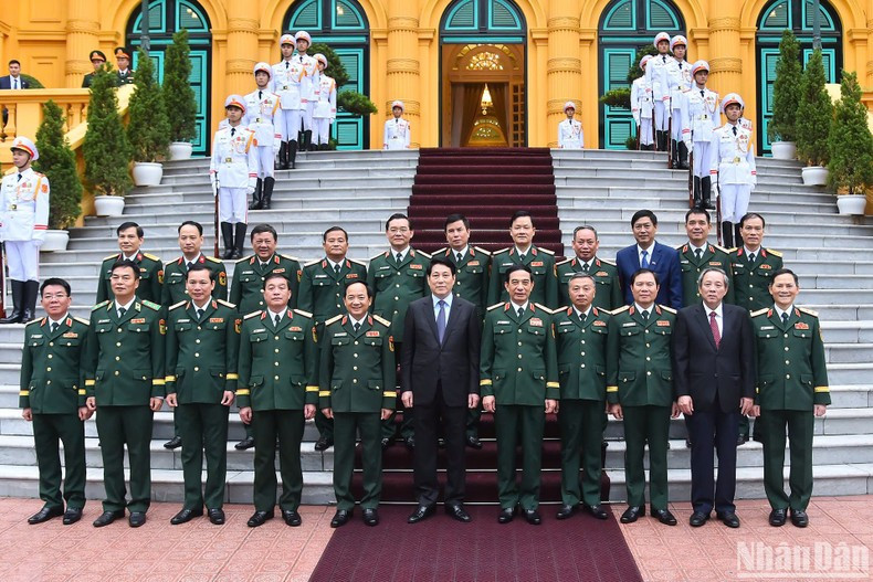 Президент Лыонг Кыонг и участники церемонии. Президент Лыонг Кыонг и участники церемонии.