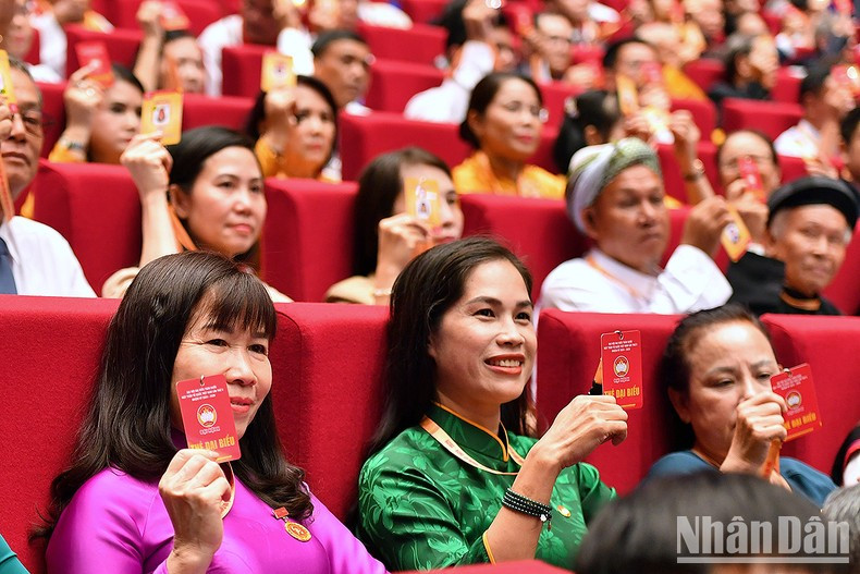 Делегаты голосуют на конференции. Делегаты голосуют на конференции.