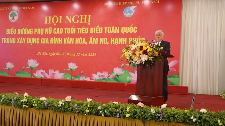 Товарищ До Ван Тьиен выступает с речью.