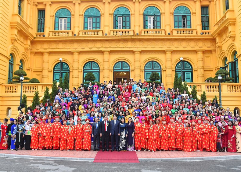 Президент Лыонг Кыонг и делегаты фотографируются на память. Президент Лыонг Кыонг и делегаты фотографируются на память.