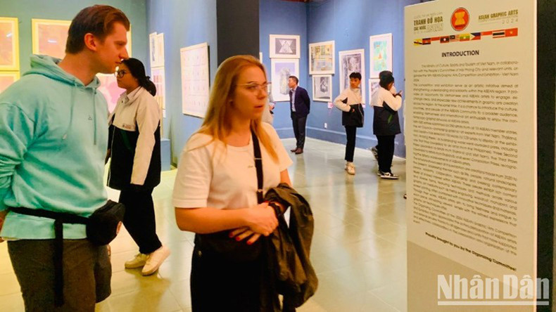 Многие иностранные туристы посещают выставку графической живописи АСЕАН.