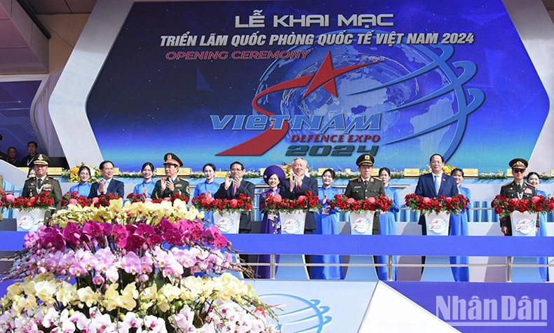 Премьер-министр Фам Минь Тьинь и делегаты нажимают на кнопки в знак открытия выставки. Фото: Чан Хай