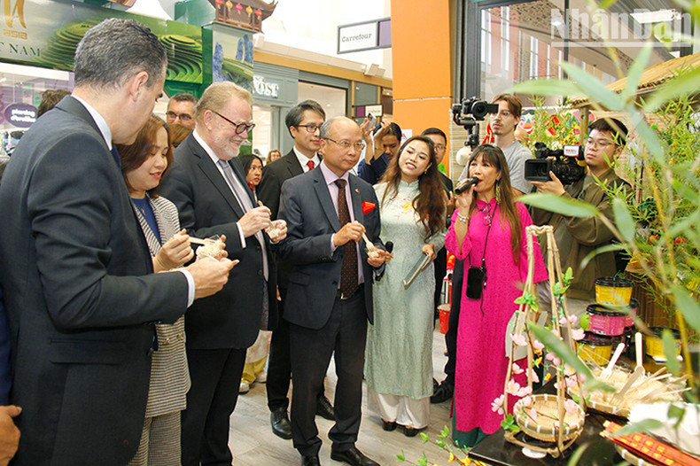 Посол Вьетнама во Франции Динь Тоан Тханг, представители местных властей и французских предприятий наслаждаются вьетнамскими деликатесами. Фото: Кхай Хоан Посол Вьетнама во Франции Динь Тоан Тханг, представители местных властей и французских предприятий наслаждаются вьетнамскими деликатесами. Фото: Кхай Хоан