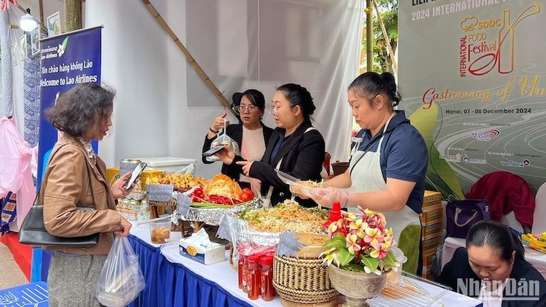 Лаосский клейкий рис, жареная вермишель с яйцами, колбаса и др. не только вкусны, но и очень привлекательны. Лаосский клейкий рис, жареная вермишель с яйцами, колбаса и др. не только вкусны, но и очень привлекательны.