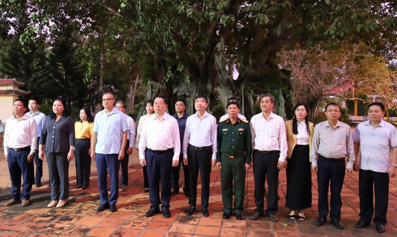 Товарищ Нгуен Чонг Нгиа и рабочая делегация воскуряют благовония в храме Лыонг Ван Тьаня (община Хоачи, уезд Фухоа, провинция Фуйен). Товарищ Нгуен Чонг Нгиа и рабочая делегация воскуряют благовония в храме Лыонг Ван Тьаня (община Хоачи, уезд Фухоа, провинция Фуйен).