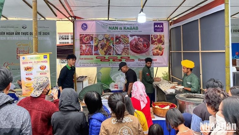 Пакистанская кухня выделяется своими умелыми поварами, которые всегда дружелюбно и с энтузиазмом приветствуют посетителей. Пакистанская кухня выделяется своими умелыми поварами, которые всегда дружелюбно и с энтузиазмом приветствуют посетителей.