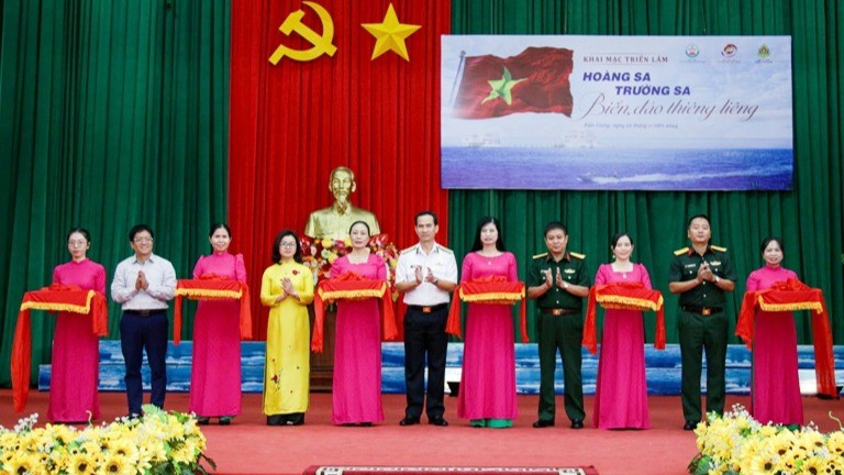 Разрезание ленточки в знак открытия выставки. Разрезание ленточки в знак открытия выставки.