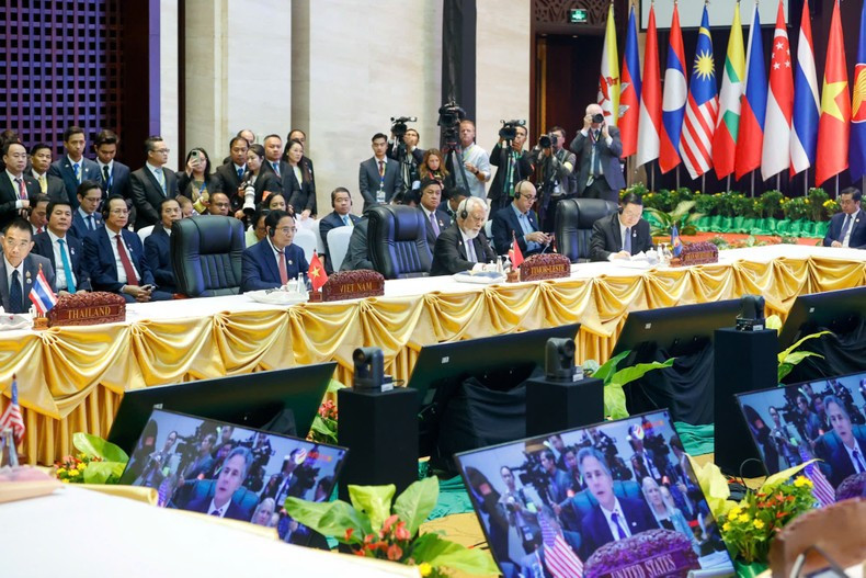 Премьер-министр Вьетнама Фам Минь Тьинь и руководители на саммите. Фото: VGP