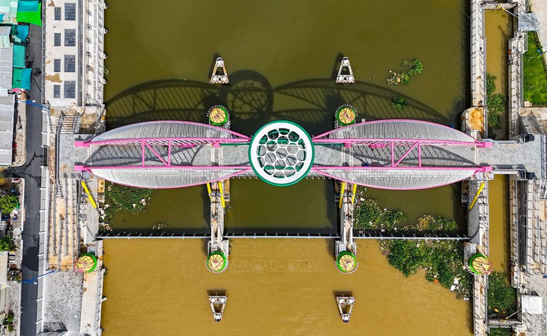 Шлюз Кайкхе на канале Кхайлыонг в уездах Танан и Кайкхе (уезд Нинькиеу) был введен в эксплуатацию в 2024 году после двух лет строительства. Фото: ВИA