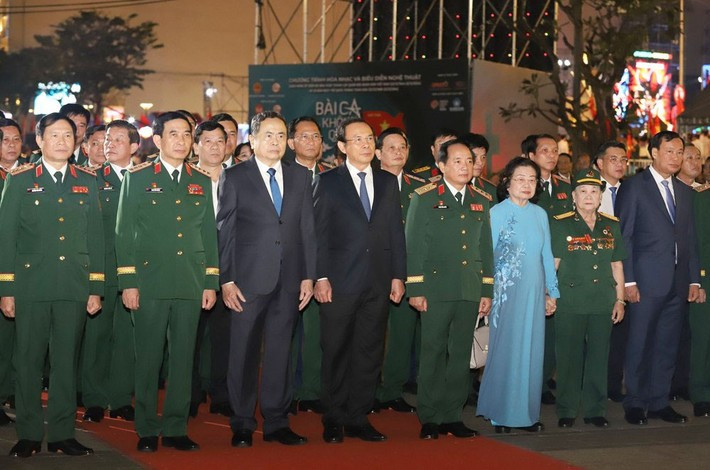 Руководители Партии, Государства, армии и г. Хошимина почитают память Президента Хо Ши Мина. Руководители Партии, Государства, армии и г. Хошимина почитают память Президента Хо Ши Мина.