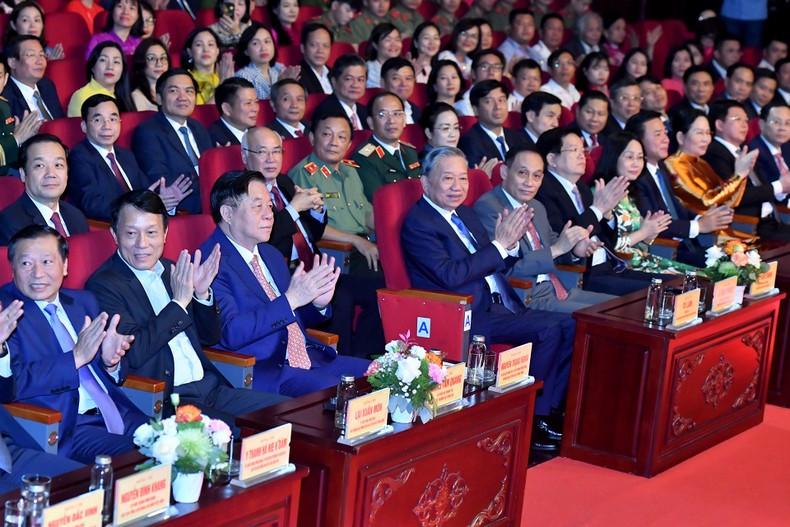 Руководители Партии и Государства на мероприятии. Фото: Данг Кхоа Руководители Партии и Государства на мероприятии. Фото: Данг Кхоа