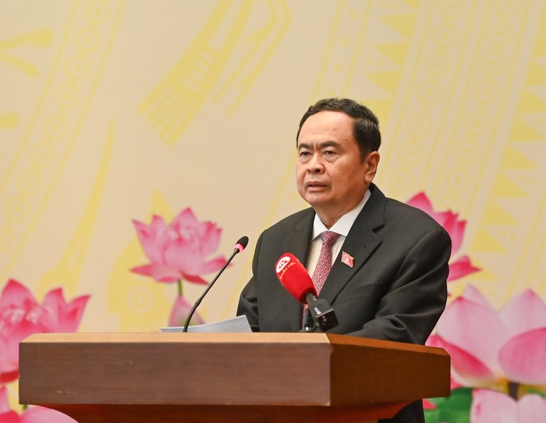 Председатель НС Чан Тхань Ман выступает с речью. Фото: Зюи Линь